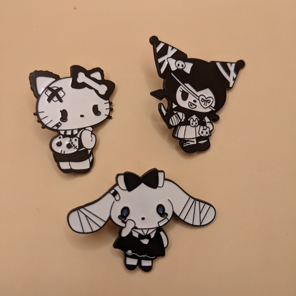 ❣️ Hello Kitty Bundle - Plush key tag dangler + pins - Picture 6 of 7